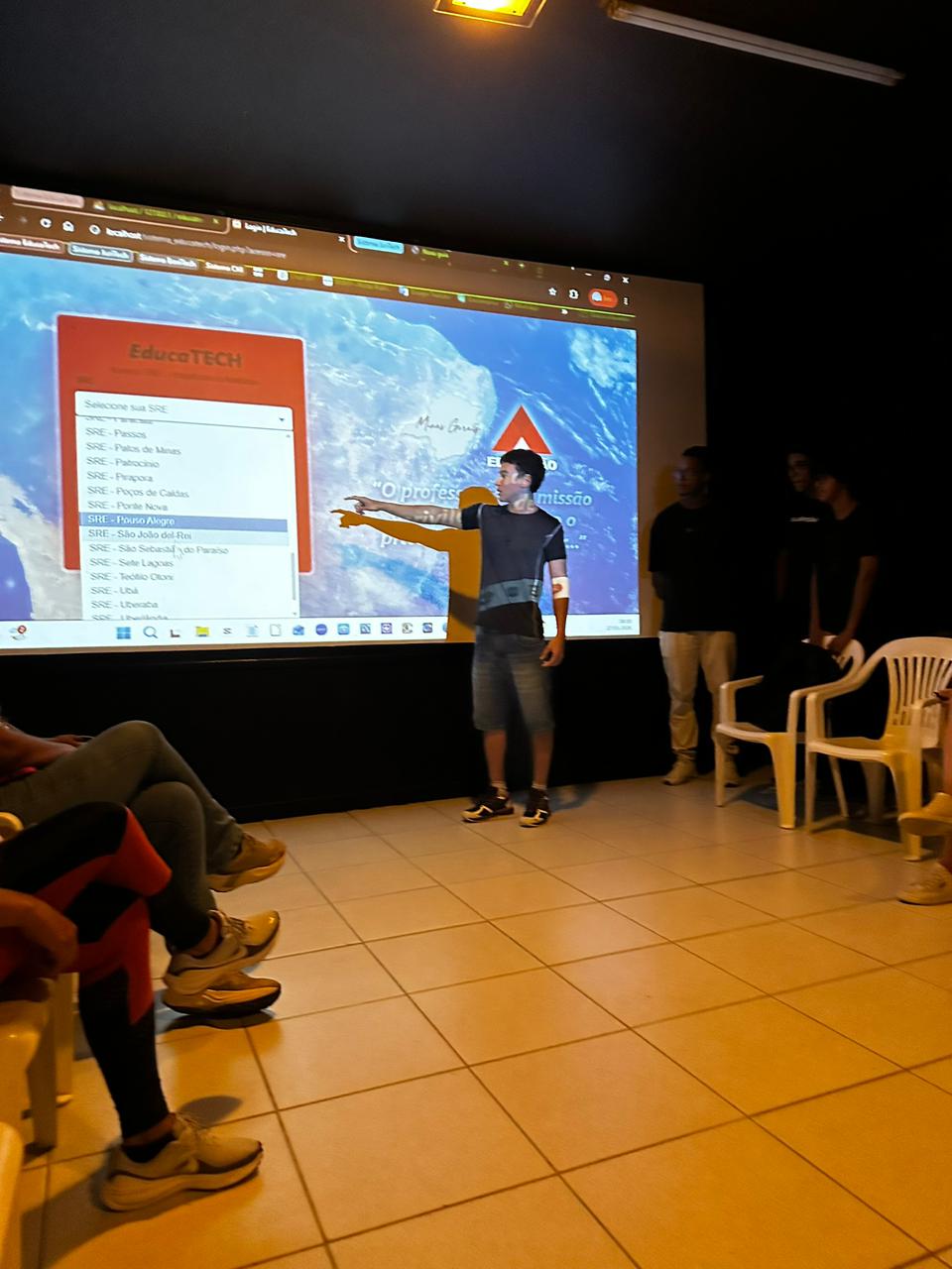 Apresentação do EducaTech com sistema projetado