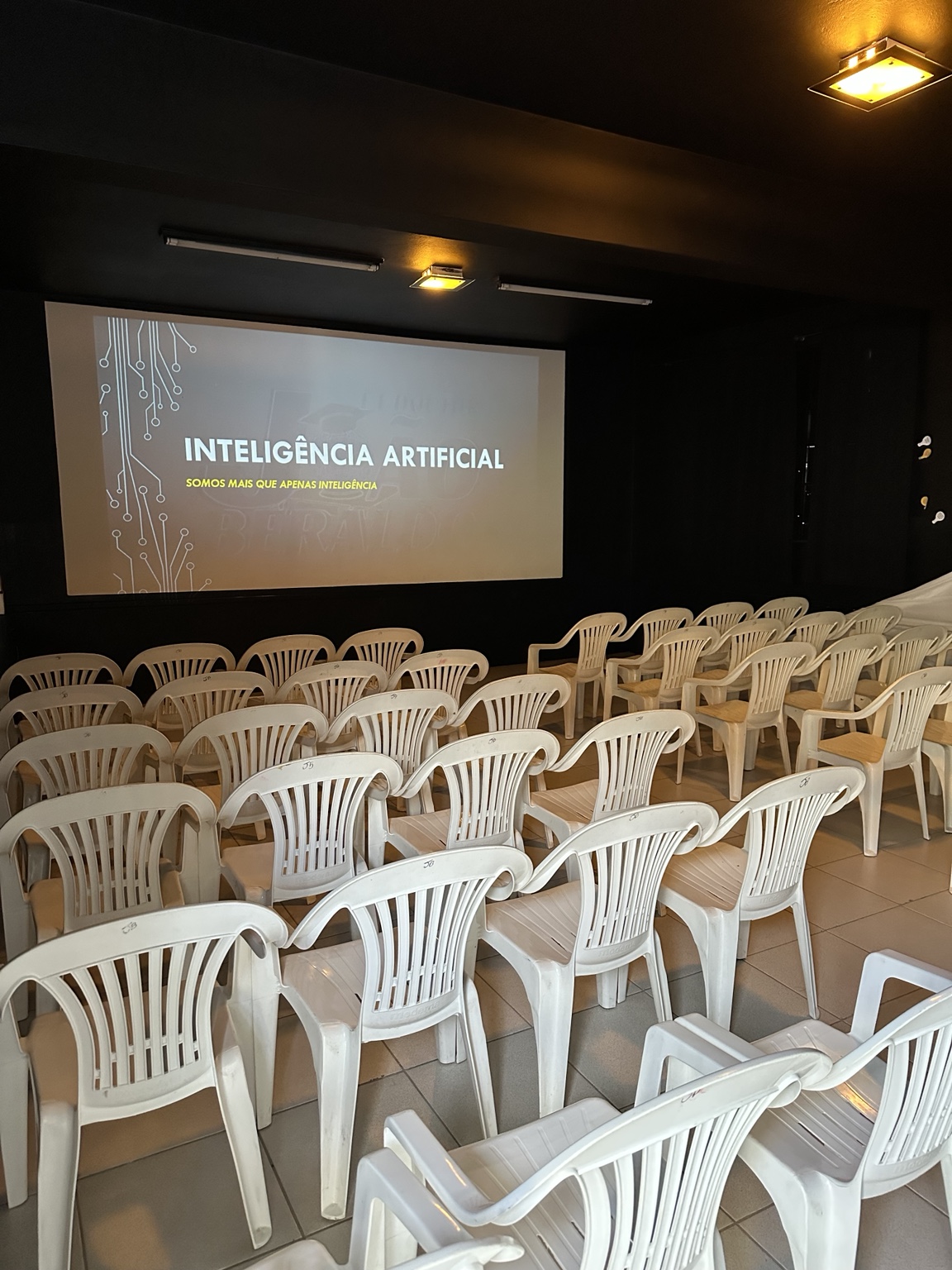 Auditório preparado para palestra sobre Inteligência Artificial
